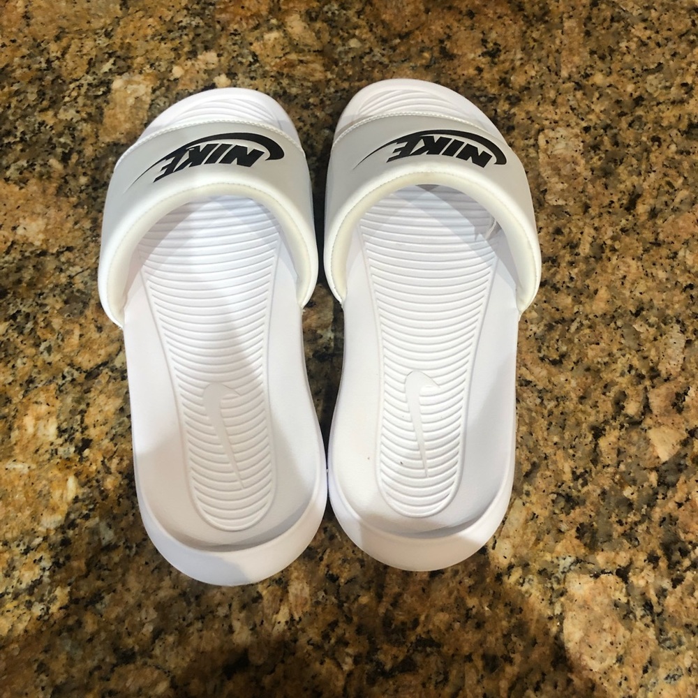 White Nike slides - Picture 2 of 4